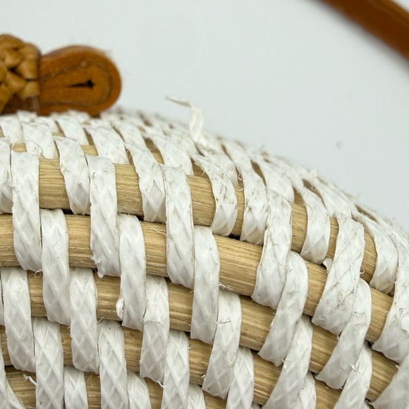 Boho round crossbody purse white & tan woven, EUC - Picture 9 of 11